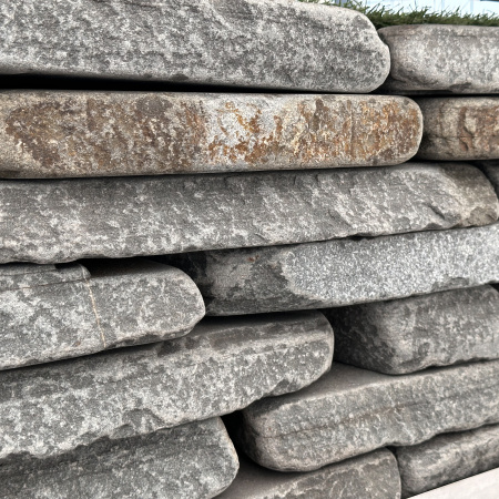 Камень для подпорной стенки песчаник галтованный серо-синий толщ. 30-40 мм