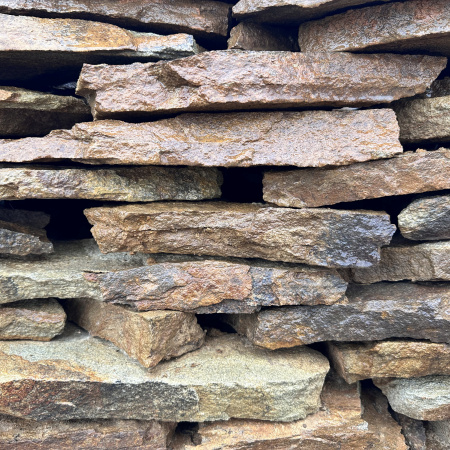 Плитняк песчаник дикий "Тигровый" толщ. 20-30 мм