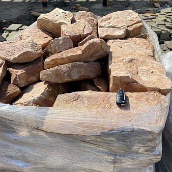 Бутовый камень известняк красно-розовый для подпорной стенки фр. 40-70 см