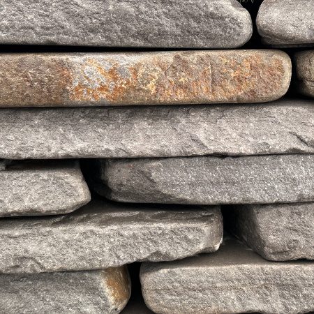 Камень для подпорной стенки песчаник галтованный серо-синий толщ. 30-40 мм