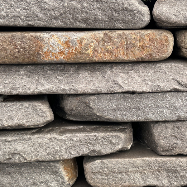 Камень для подпорной стенки песчаник галтованный серо-синий толщ. 30-40 мм