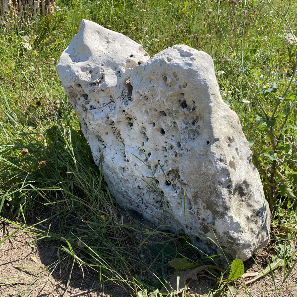 Валун "Эльбрус" (выветренный известняк) фр. 50-100 см