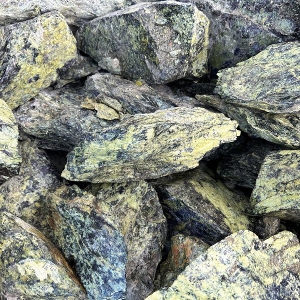 Бутовый камень змеевик фр. 20-40 см