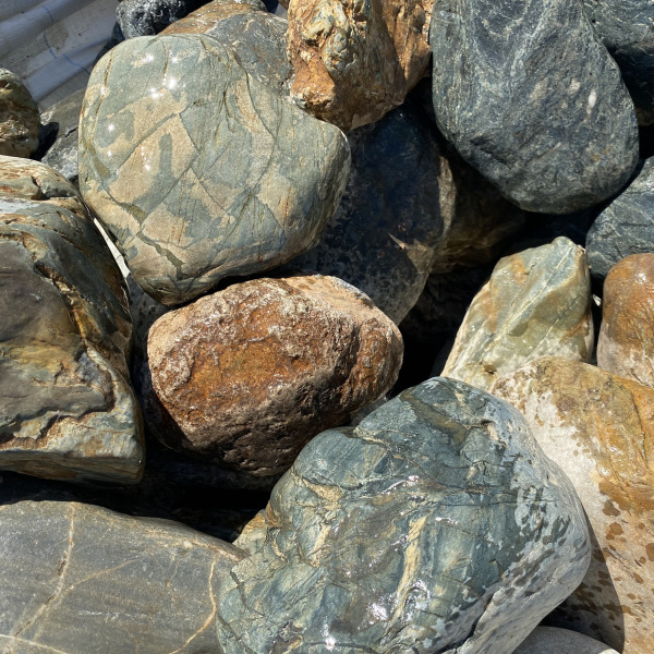 Валун мигматит фр. 20-40 см