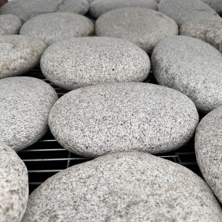 Галька речная плоская белая фр. 150-300 мм