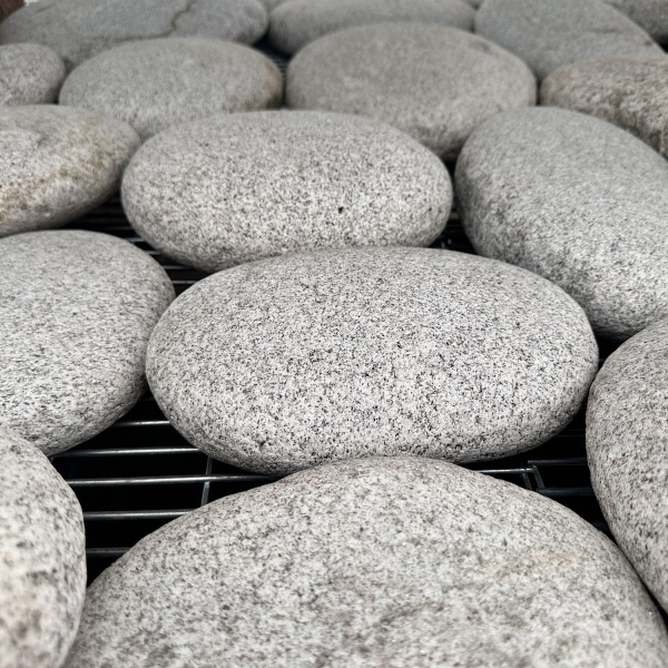 Галька речная плоская белая фр. 150-300 мм