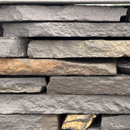 Камень для подпорной стенки песчаник дикий серо-синий толщ. 30-40 мм