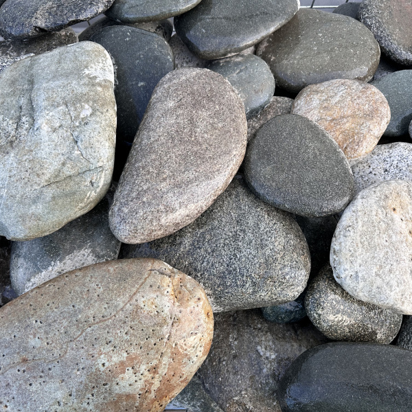 Валун речной "Микс" плоский фр. 20-40 см