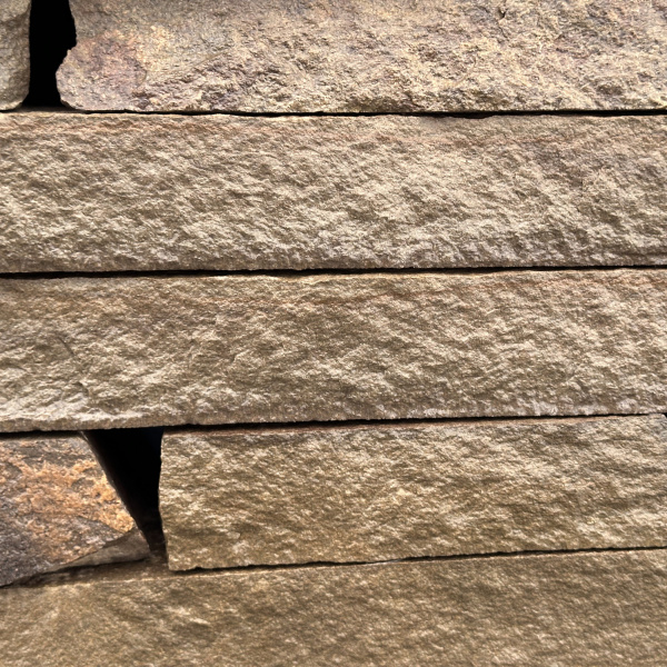 Камень для подпорной стенки песчаник дикий серо-зеленый толщ. 40-50 мм