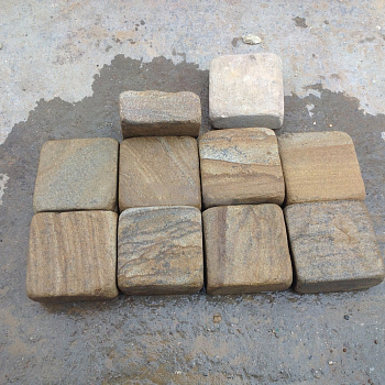 Брусчатка из песчаника желтая с разводами галтованная