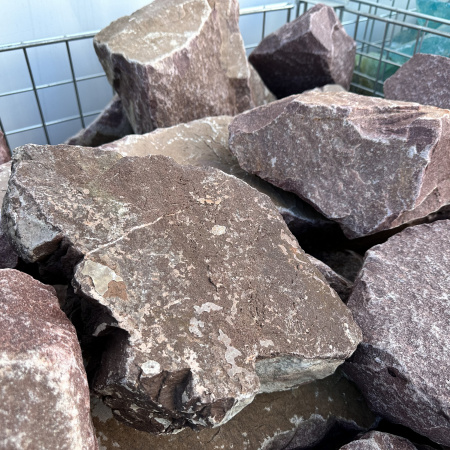 Бутовый камень кварцит "Малиновый" фр. 20-40 см