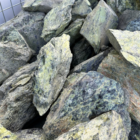 Бутовый камень змеевик фр. 20-40 см