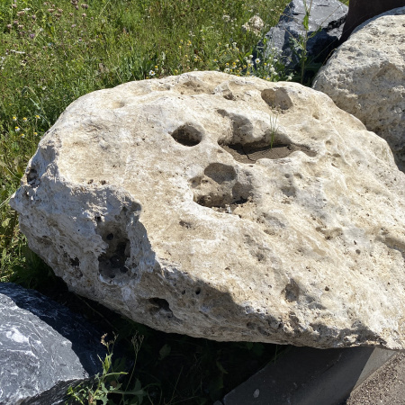 Валун "Эльбрус" (выветренный известняк) фр. 50-100 см