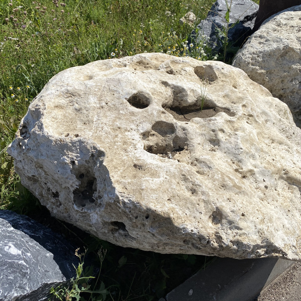 Валун "Эльбрус" (выветренный известняк) фр. 50-100 см