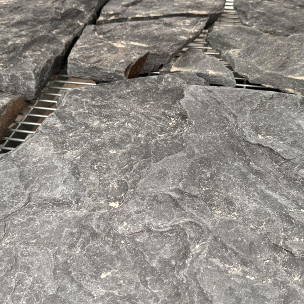 Плитняк песчаник галтованный "Дракон" серо-синий толщ. 20-30 мм