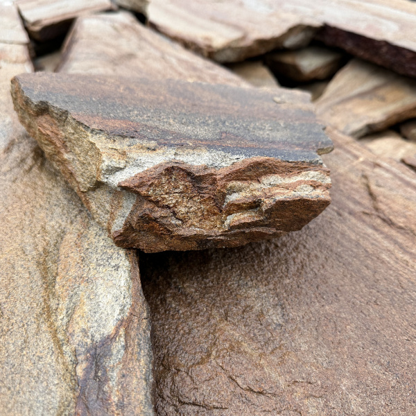 Плитняк песчаник дикий "Тигровый" толщ. 20-30 мм