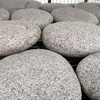 Галька речная плоская белая фр. 150-300 мм