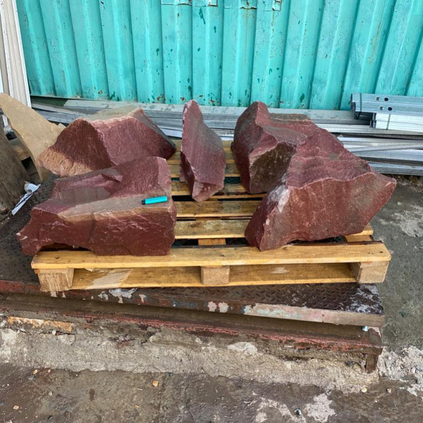 Бутовый камень кварцит "Малиновый" фр. 40-70 см