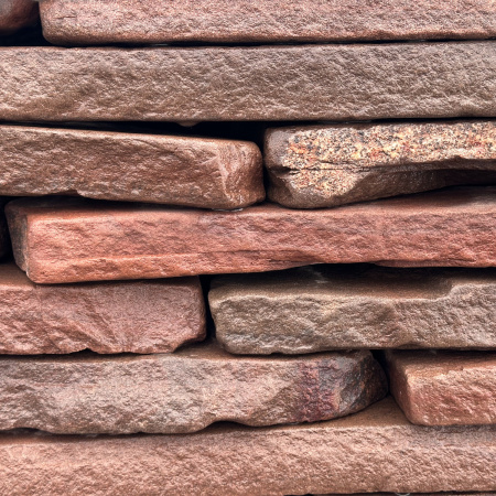 Камень для подпорной стенки галтованный терракотовый толщ. 30-40 мм