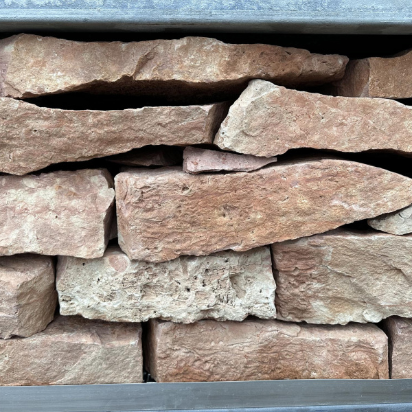 Камень для подпорной стенки дикий розовый толщ. 60-90 мм