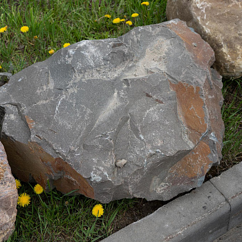 Бутовый камень "Скала" серо-зеленый фр. 40-70 см