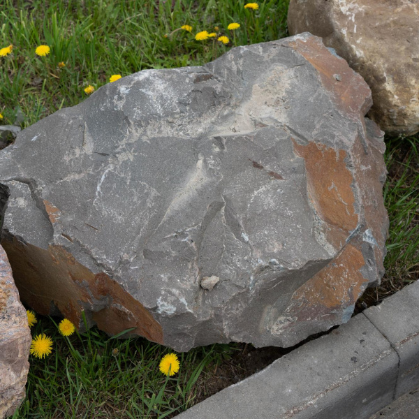 Бутовый камень "Скала" серо-зеленый фр. 40-70 см