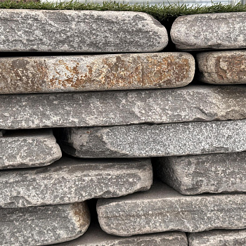 Камень для подпорной стенки песчаник галтованный серо-синий толщ. 30-40 мм