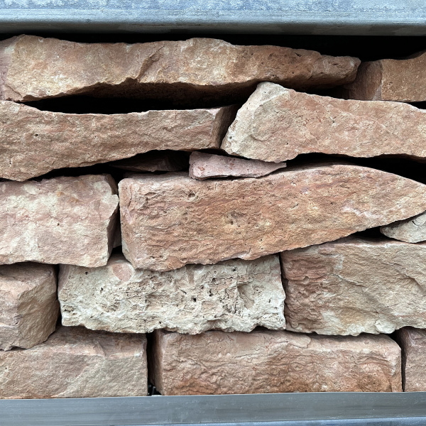 Камень для подпорной стенки дикий розовый толщ. 60-90 мм