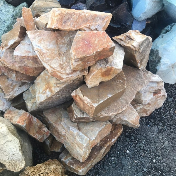 Бутовый камень кварцит желто-рыжий фр. 20-40 см