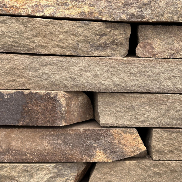 Камень для подпорной стенки песчаник дикий серо-зеленый толщ. 40-50 мм