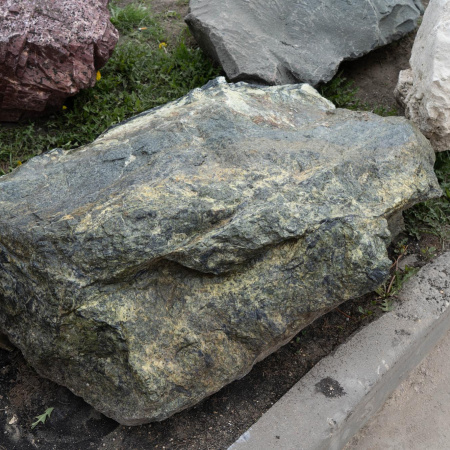 Бутовый камень змеевик (серпентинит) уральский фр. 50-100 см