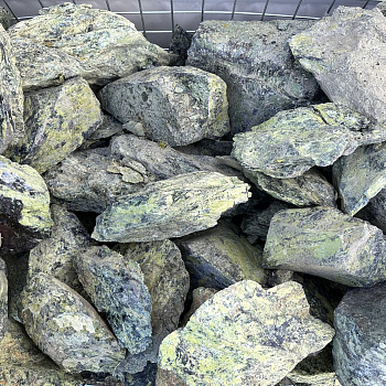 Бутовый камень змеевик фр. 20-40 см