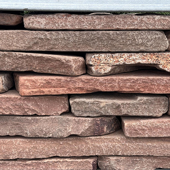 Камень для подпорной стенки галтованный терракотовый толщ. 30-40 мм