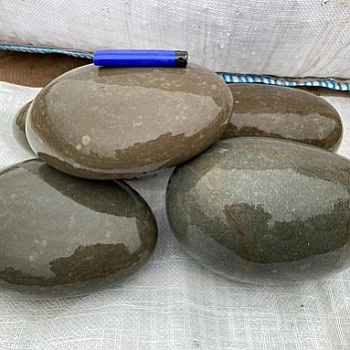 Валун речной темный фр. 10-20 см