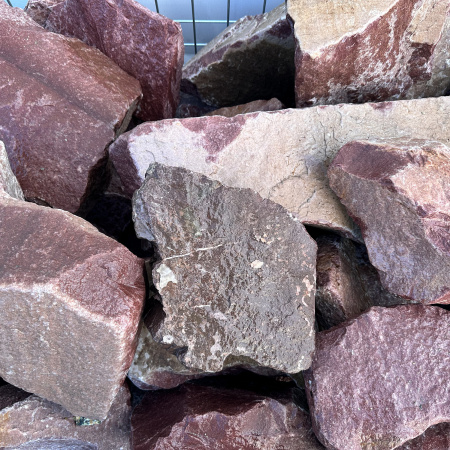 Бутовый камень кварцит "Малиновый" фр. 20-40 см