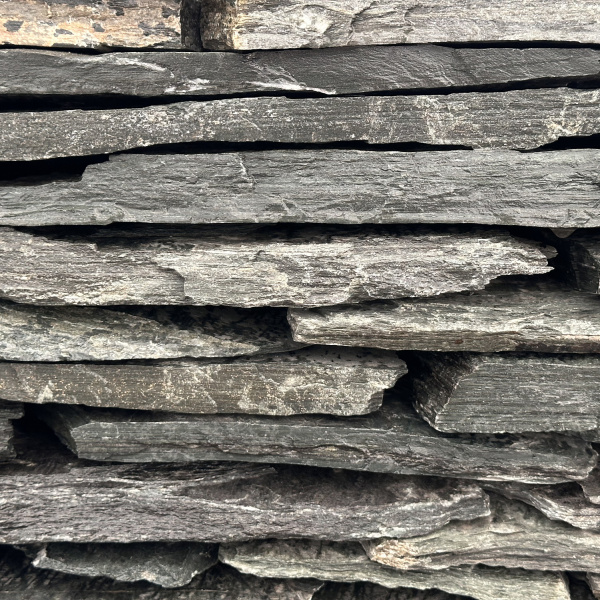 Камень для подпорной стенки малахит дикий толщ. 15-25 мм