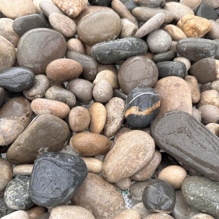 Галька речная трехцветная фр. 40-70 мм